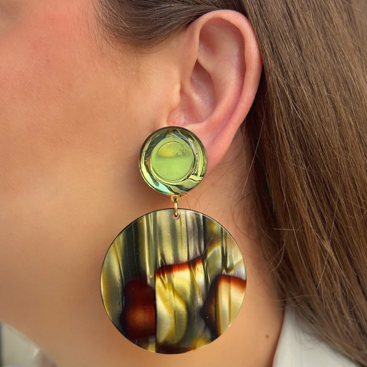 Boucles d’oreilles Mona Onyx à clips Francine Bramli Paris, cabochons ronds vert translucide et grands pendentifs circulaires marbrés marron, noir et kaki.