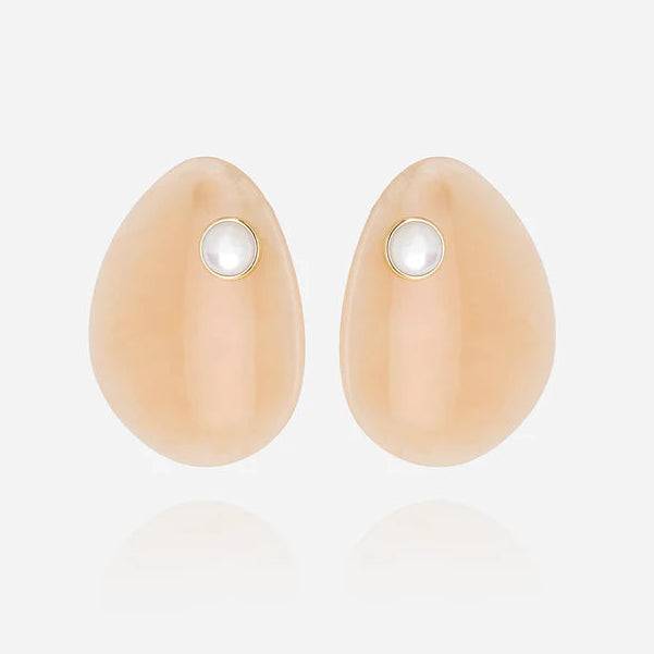 Boucles d’oreilles Monstera ZAG en résine nude avec cabochon nacré