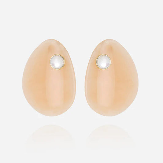Boucles d’oreilles Monstera ZAG en résine nude avec cabochon nacré