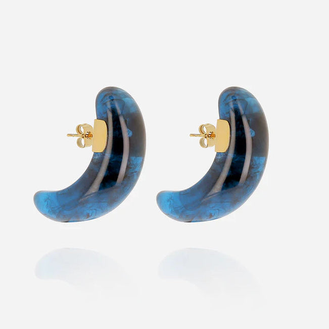 Boucles d’oreilles Naé ZAG en résine marbrée ivoire ou bleue et acier inoxydable doré