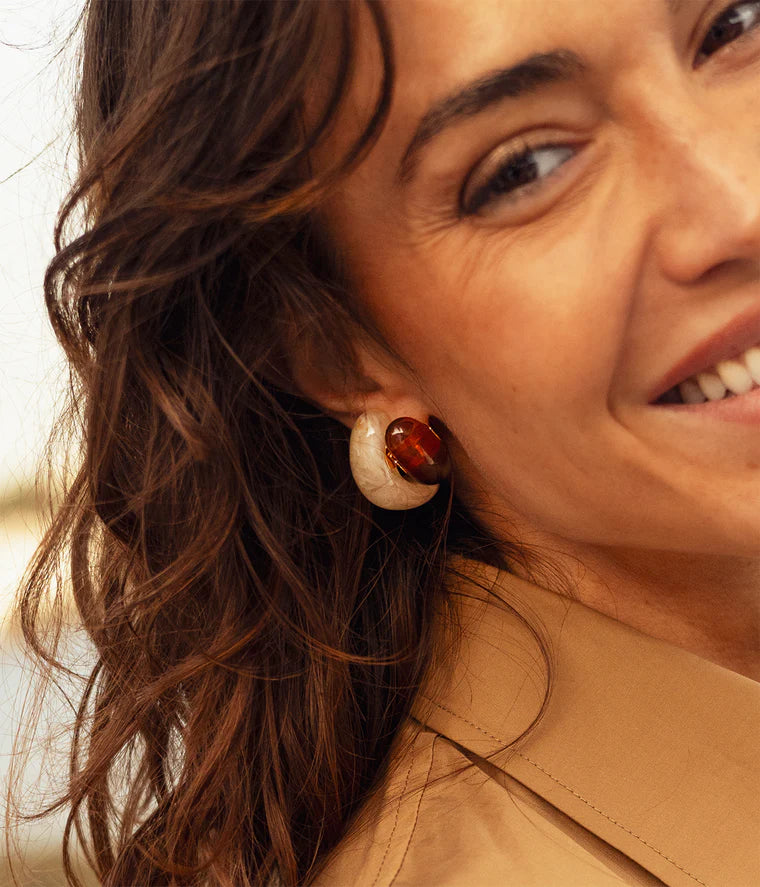 Boucles d’oreilles Naé ZAG en résine marbrée ivoire ou bleue et acier inoxydable doré