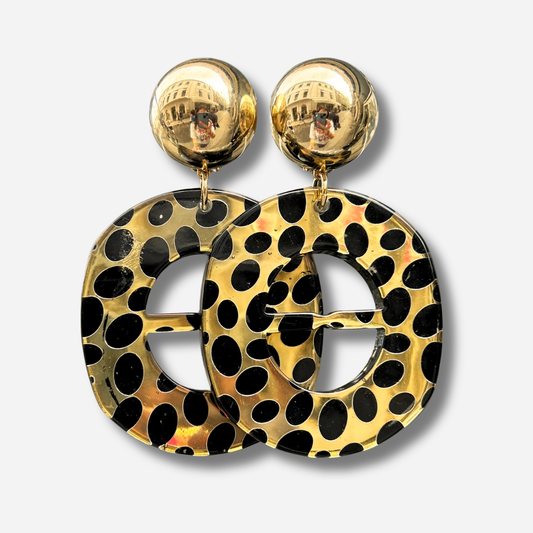 Boucles d'oreilles Nala Gold Francine Bramli en résine dorée à pois noirs avec puce ronde effet miroir