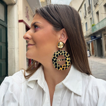 Boucles d'oreilles Nala Gold Francine Bramli en résine dorée à pois noirs avec puce ronde effet miroir
