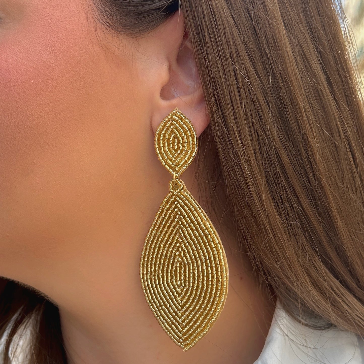 Boucles d'oreilles Naya Gold Thelma & Nina brodées de perles dorées avec tige en plaqué or