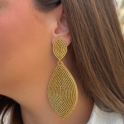 Boucles d'oreilles Naya Gold Thelma & Nina brodées de perles dorées avec tige en plaqué or