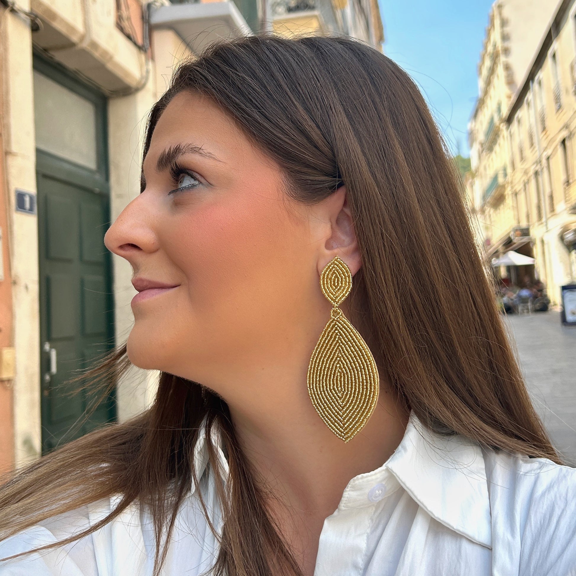 Boucles d'oreilles Naya Gold Thelma & Nina brodées de perles dorées avec tige en plaqué or