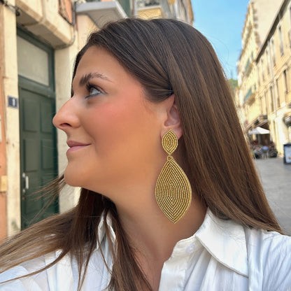 Boucles d'oreilles Naya Gold Thelma & Nina brodées de perles dorées avec tige en plaqué or