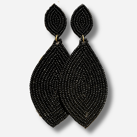 Boucles d'oreilles Naya Noires Thelma & Nina brodées de perles noires avec tige en plaqué or