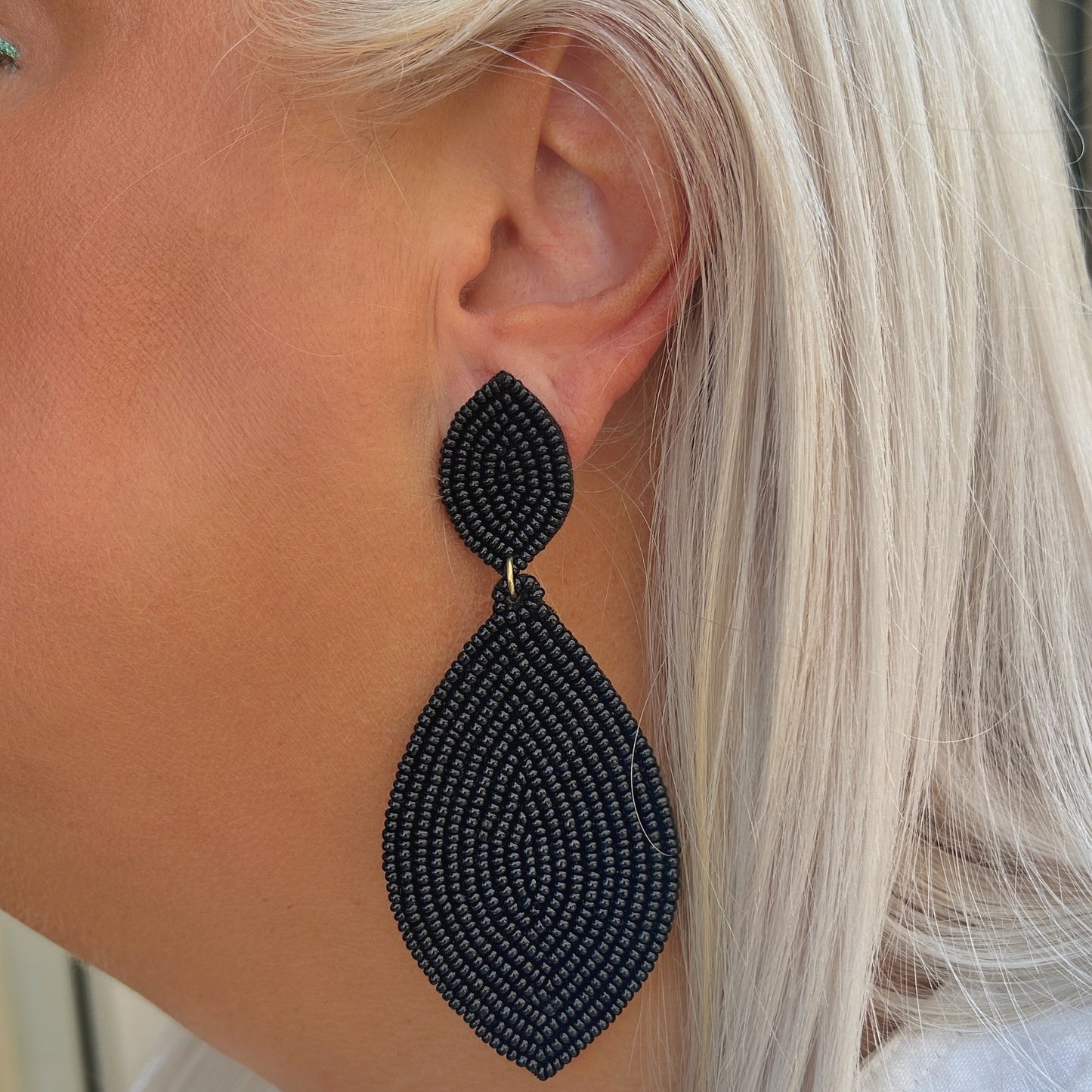 Boucles d'oreilles Naya Noires Thelma & Nina brodées de perles noires avec tige en plaqué or