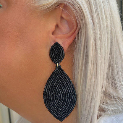 Boucles d'oreilles Naya Noires Thelma & Nina brodées de perles noires avec tige en plaqué or