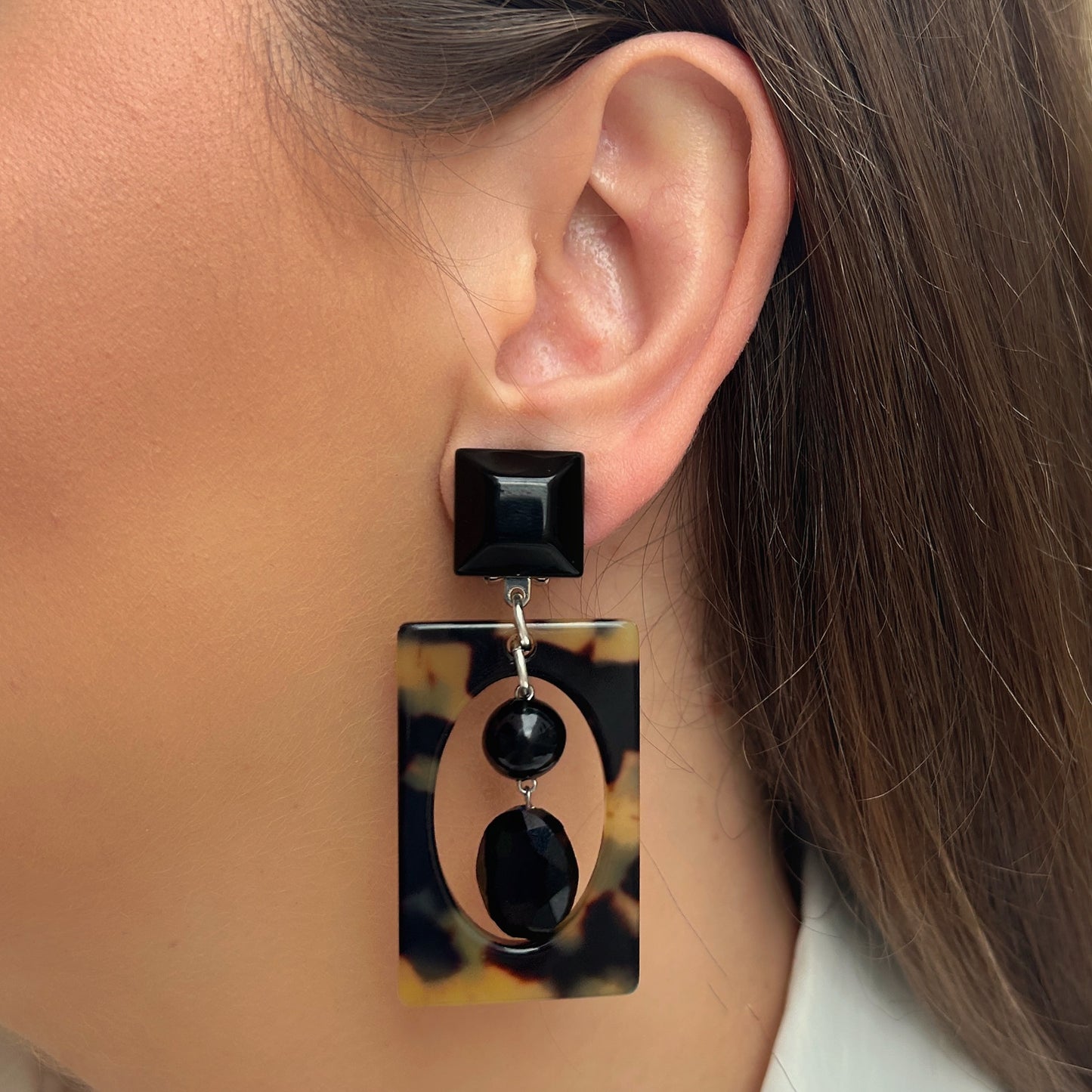 Boucles d'oreilles Noa Écaille de Tokyo Francine Bramli avec rectangle ajouré et perles noires