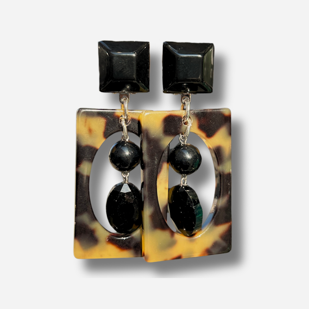 Boucles d'oreilles Noa Écaille de Tokyo Francine Bramli avec rectangle ajouré et perles noires