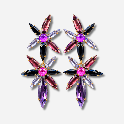 Copier
Boucles d’oreilles Nova Mûre Crézus à clips, modèle pendant à deux fleurs de cristaux violets, prune, roses et noirs sur monture dorée – Divinity Sète