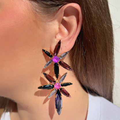 Copier
Boucles d’oreilles Nova Mûre Crézus à clips, modèle pendant à deux fleurs de cristaux violets, prune, roses et noirs sur monture dorée – Divinity Sète