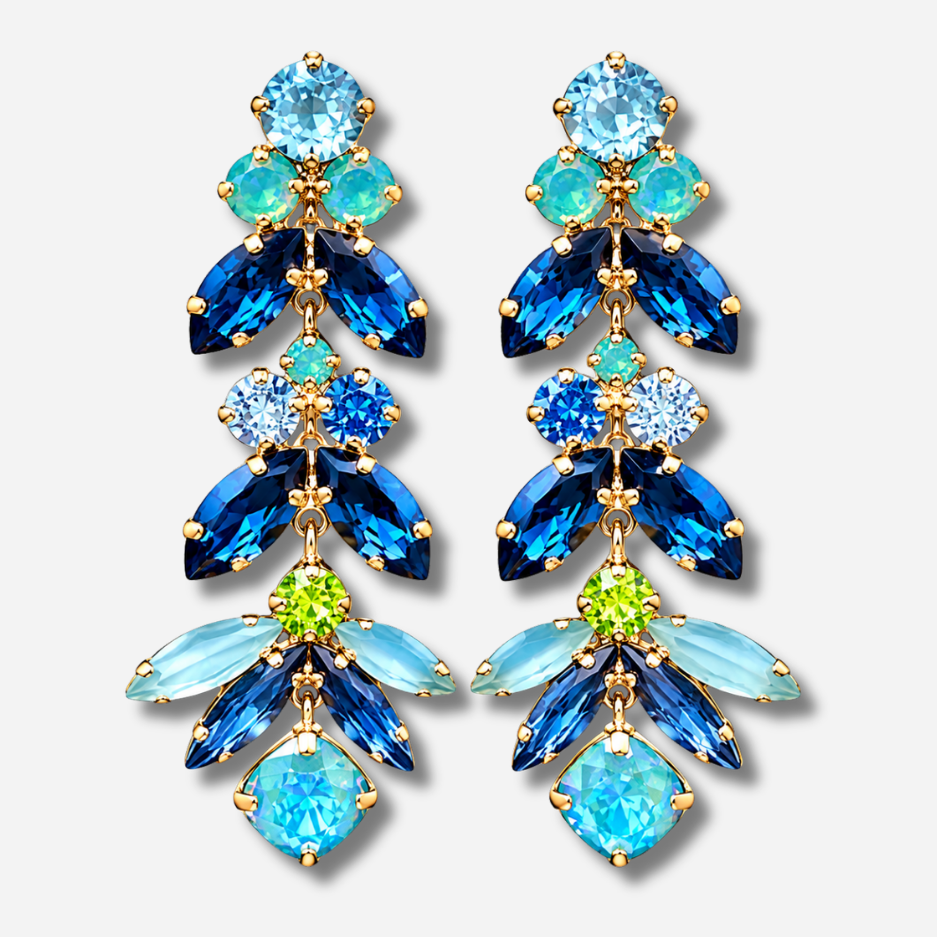 Boucles d’oreilles pendantes Ophéa Blue Crézus, monture dorée ornée de cristaux facettés bleu saphir, bleu ciel, turquoise et vert lime, disposés en cascade avec pierres rondes et marquises.