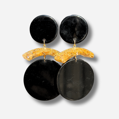 Boucles d'oreilles Orin noires Francine Bramli en résine noire avec détail doré pailleté
