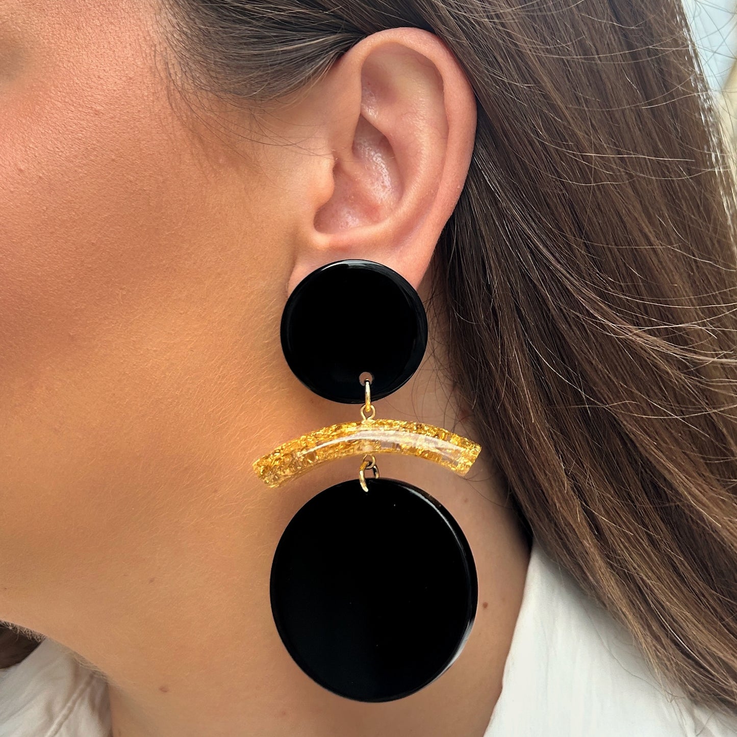 Boucles d'oreilles Orin noires Francine Bramli en résine noire avec détail doré pailleté