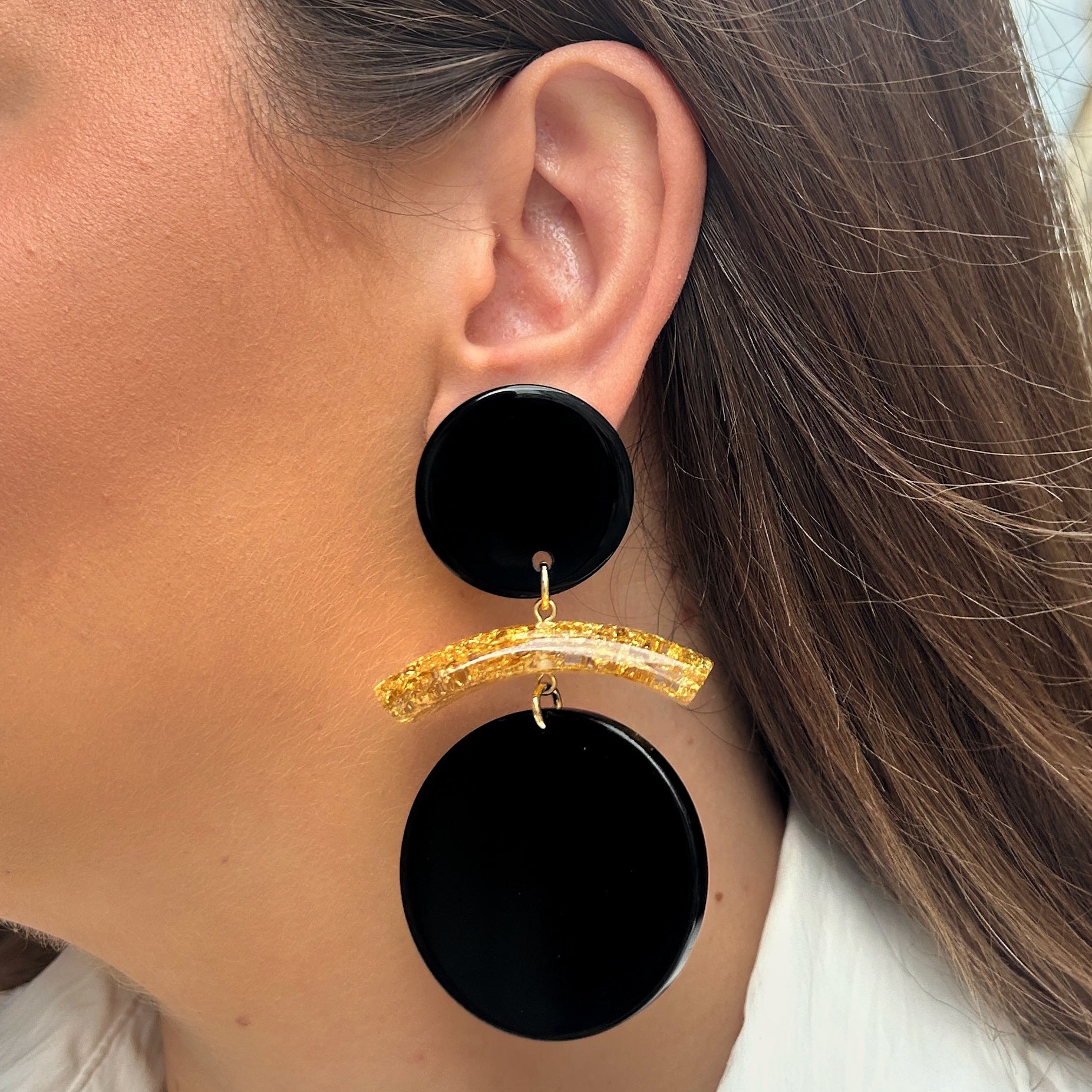 Boucles d'oreilles Orin noires Francine Bramli en résine noire avec détail doré pailleté