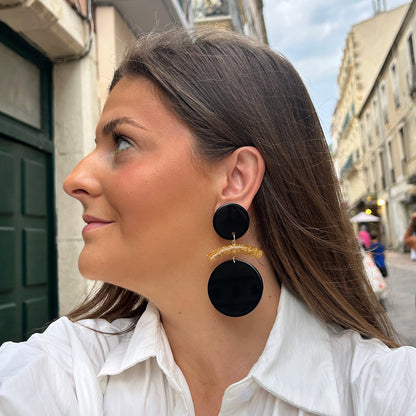Boucles d'oreilles Orin noires Francine Bramli en résine noire avec détail doré pailleté