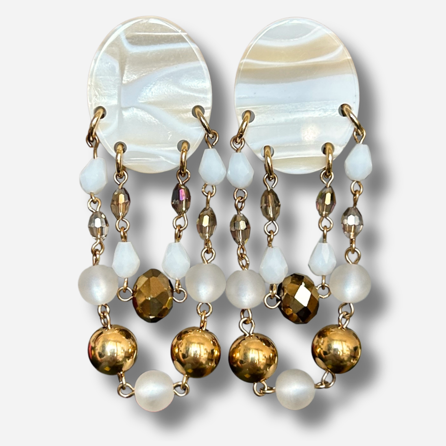 Boucles d’oreilles Pampilles Alba blanc nacré et doré Francine Bramli Paris
