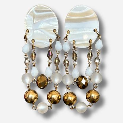 Boucles d’oreilles Pampilles Alba blanc nacré et doré Francine Bramli Paris

