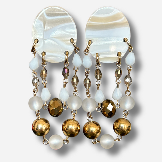 Boucles d’oreilles Pampilles Alba blanc nacré et doré Francine Bramli Paris
