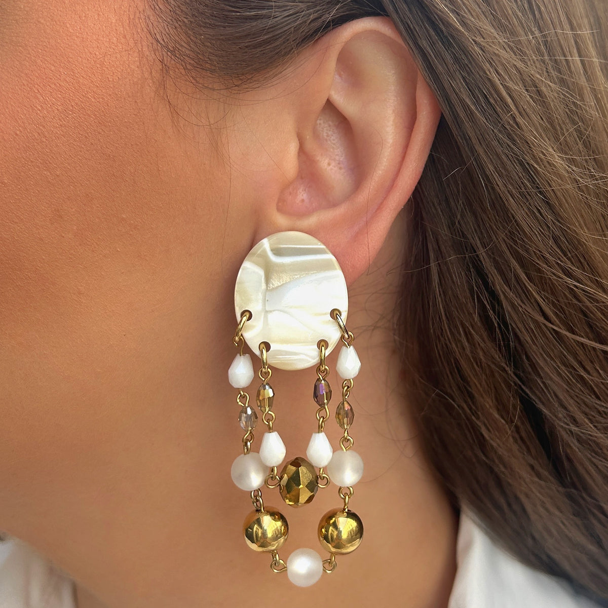 Boucles d’oreilles Pampilles Alba blanc nacré et doré Francine Bramli Paris
