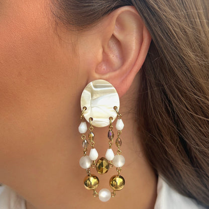 Boucles d’oreilles Pampilles Alba blanc nacré et doré Francine Bramli Paris
