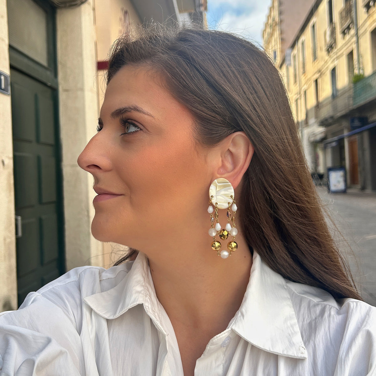 Boucles d’oreilles Pampilles Alba blanc nacré et doré Francine Bramli Paris
