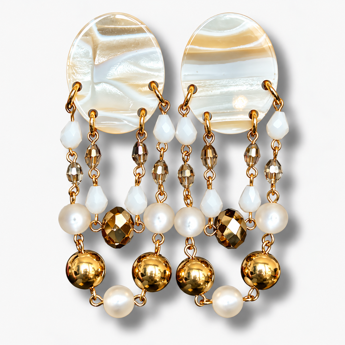 Boucles d’oreilles Pampilles Alba blanc nacré et doré Francine Bramli Paris
