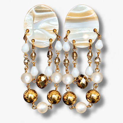 Boucles d’oreilles Pampilles Alba blanc nacré et doré Francine Bramli Paris
