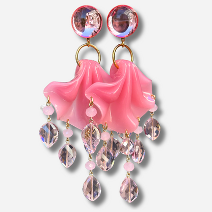 Boucles d'oreilles à clips Pampilles Amelia Rose Francine Bramli Paris en résine rose pastel ondulée, avec pampilles de cristaux roses facettés et anneaux dorés – Divinity Sète