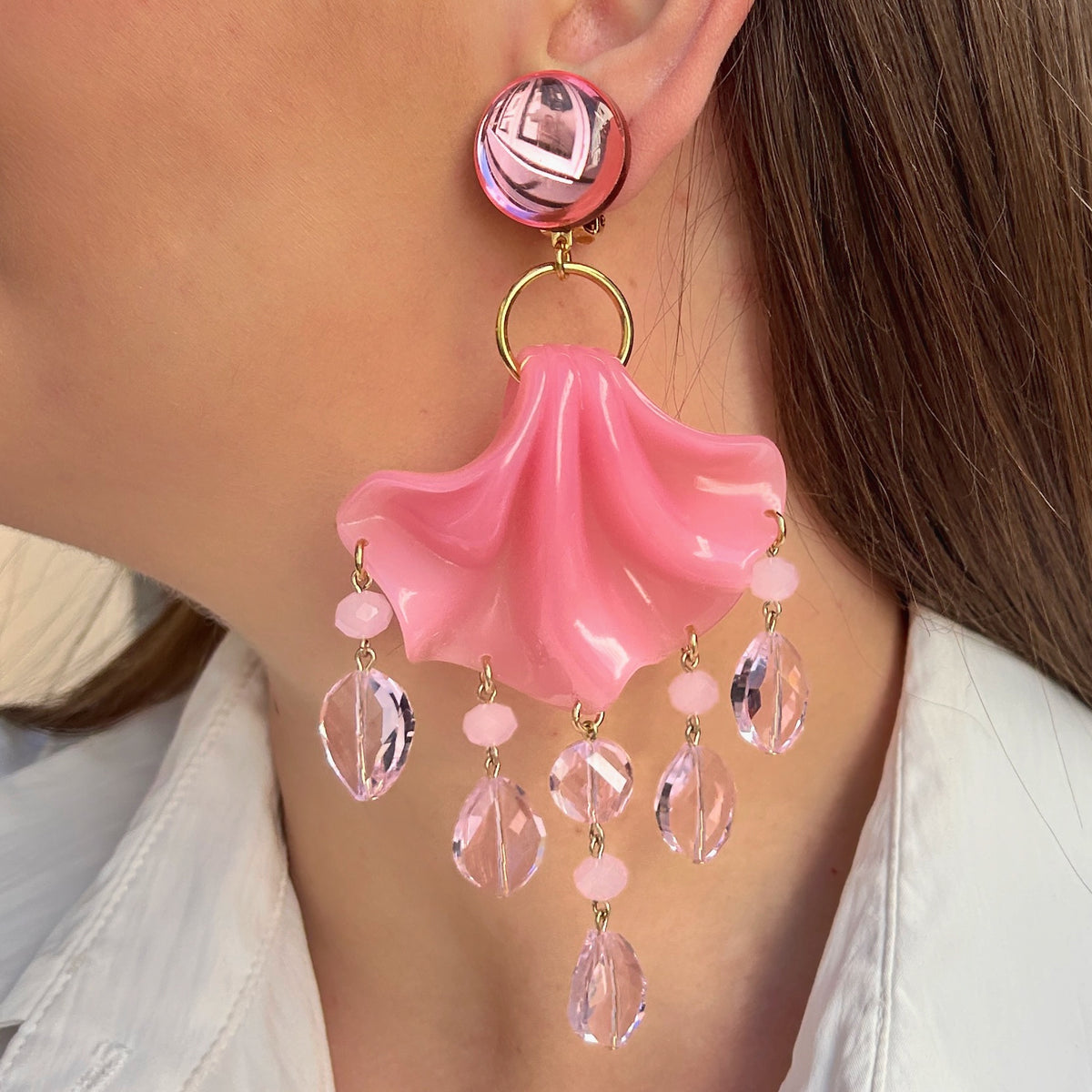 Boucles d'oreilles à clips Pampilles Amelia Rose Francine Bramli Paris en résine rose pastel ondulée, avec pampilles de cristaux roses facettés et anneaux dorés – Divinity Sète