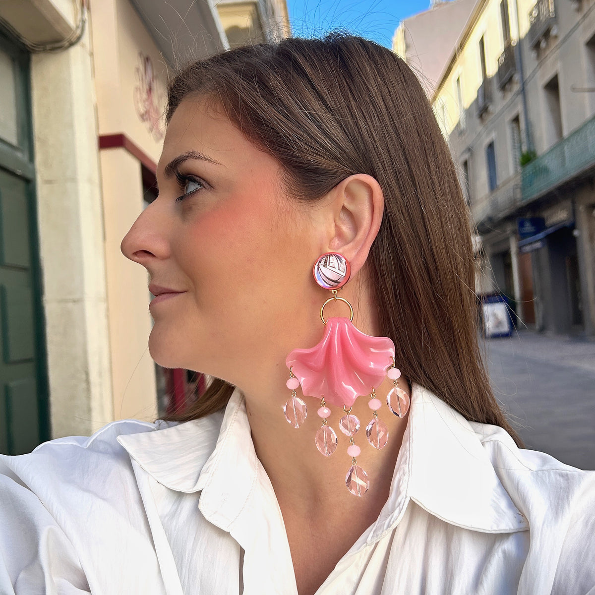 Boucles d'oreilles à clips Pampilles Amelia Rose Francine Bramli Paris en résine rose pastel ondulée, avec pampilles de cristaux roses facettés et anneaux dorés – Divinity Sète
