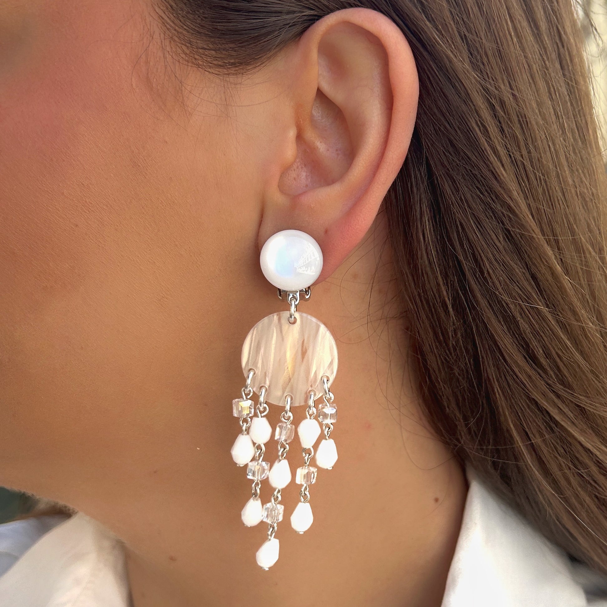 Boucles d’oreilles Pampilles blanc Francine Bramli Paris perles pendantes