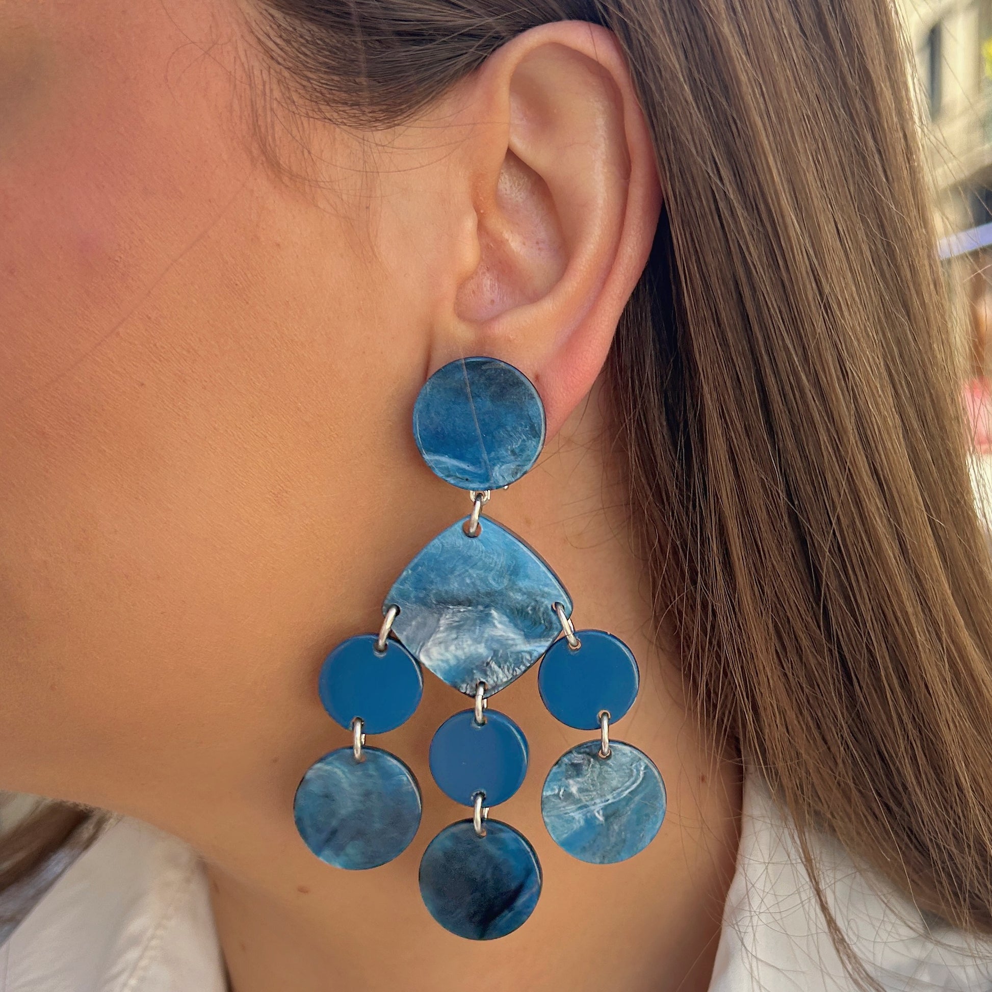 Boucles d’oreilles Pampilles Bleu Francine Bramli Paris avec pampilles rondes bleues et effet nacré lumineux