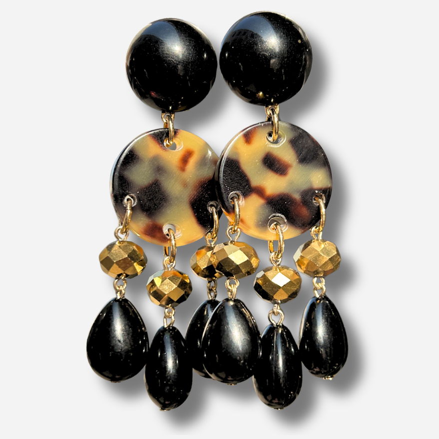 Boucles d'oreilles Pampilles Écaille de Tokyo Francine Bramli en résine noire, écaille et détails dorés