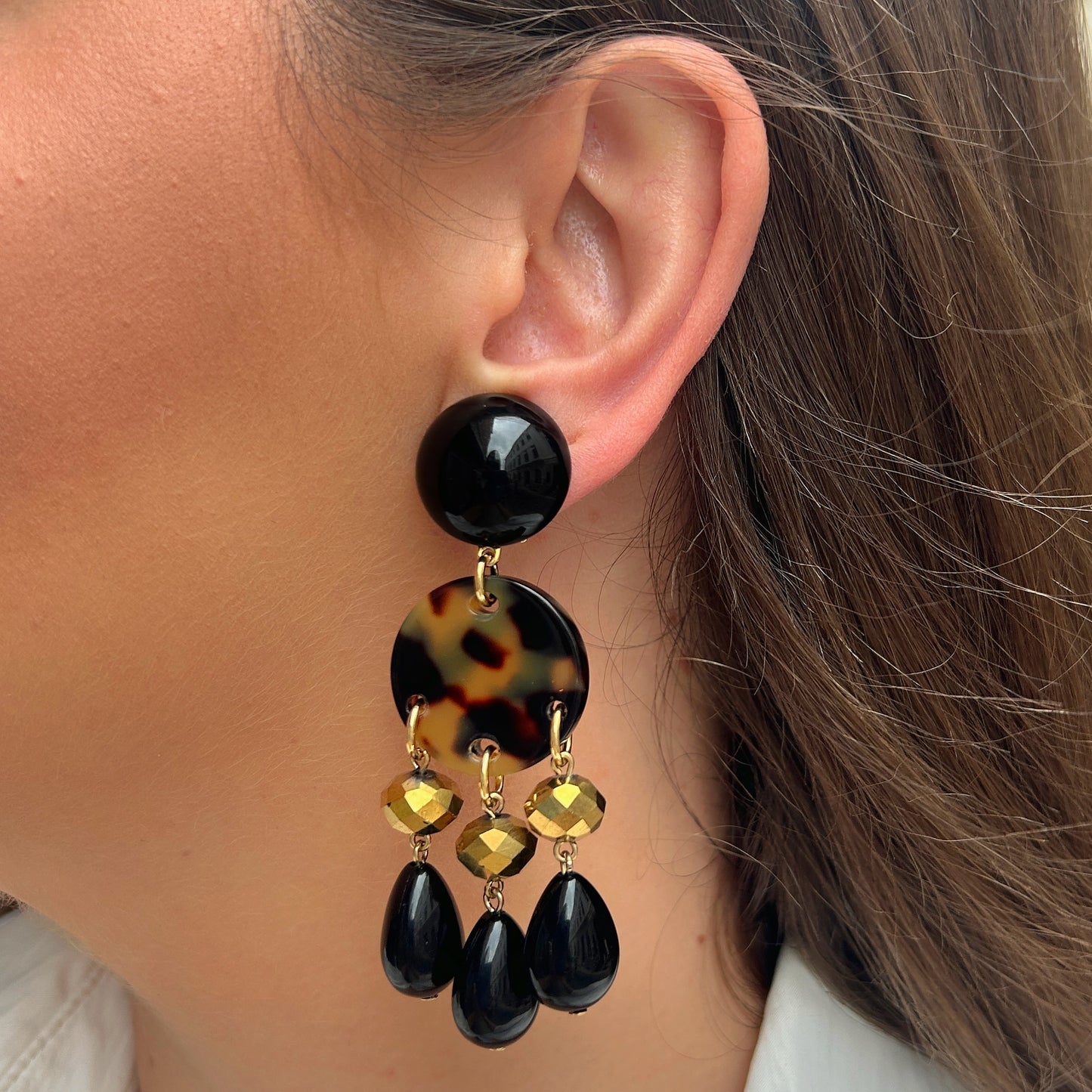 Boucles d'oreilles Pampilles Écaille de Tokyo Francine Bramli en résine noire, écaille et détails dorés