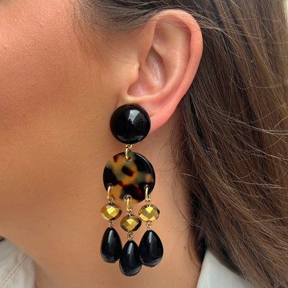 Boucles d'oreilles Pampilles Écaille de Tokyo Francine Bramli en résine noire, écaille et détails dorés