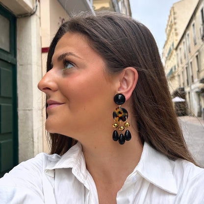 Boucles d'oreilles Pampilles Écaille de Tokyo Francine Bramli en résine noire, écaille et détails dorés
