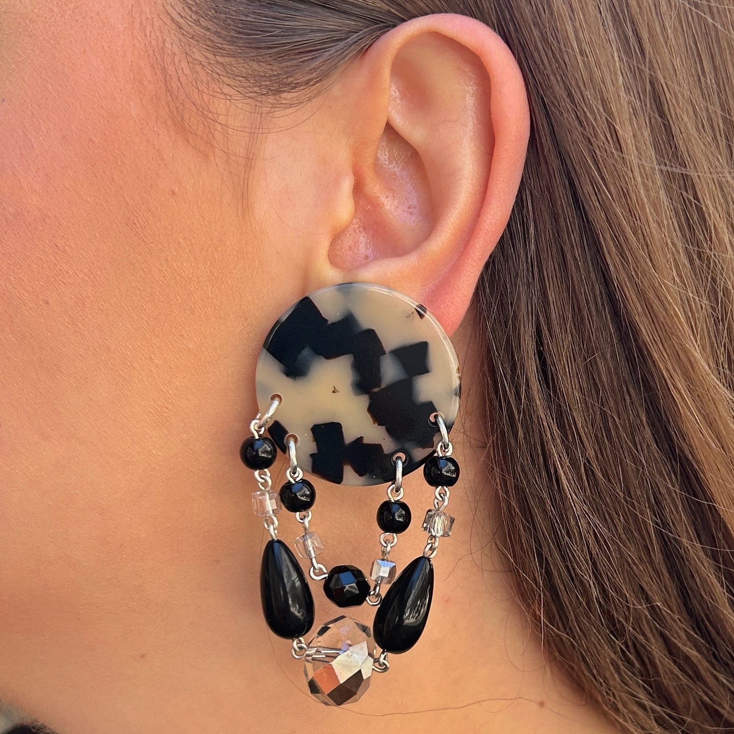 Boucles d’oreilles Pampilles écaille de tortue Francine Bramli Paris noir et cristal