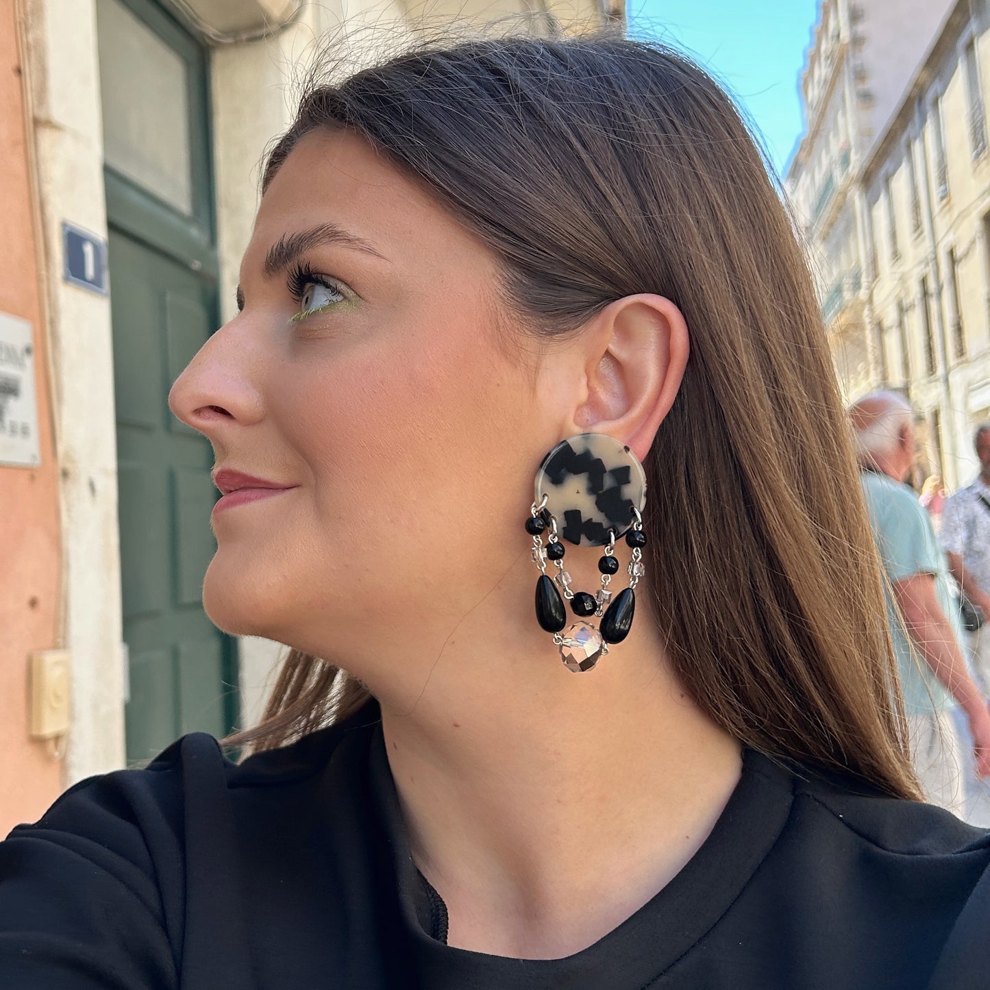 Boucles d’oreilles Pampilles écaille de tortue Francine Bramli Paris noir et cristal