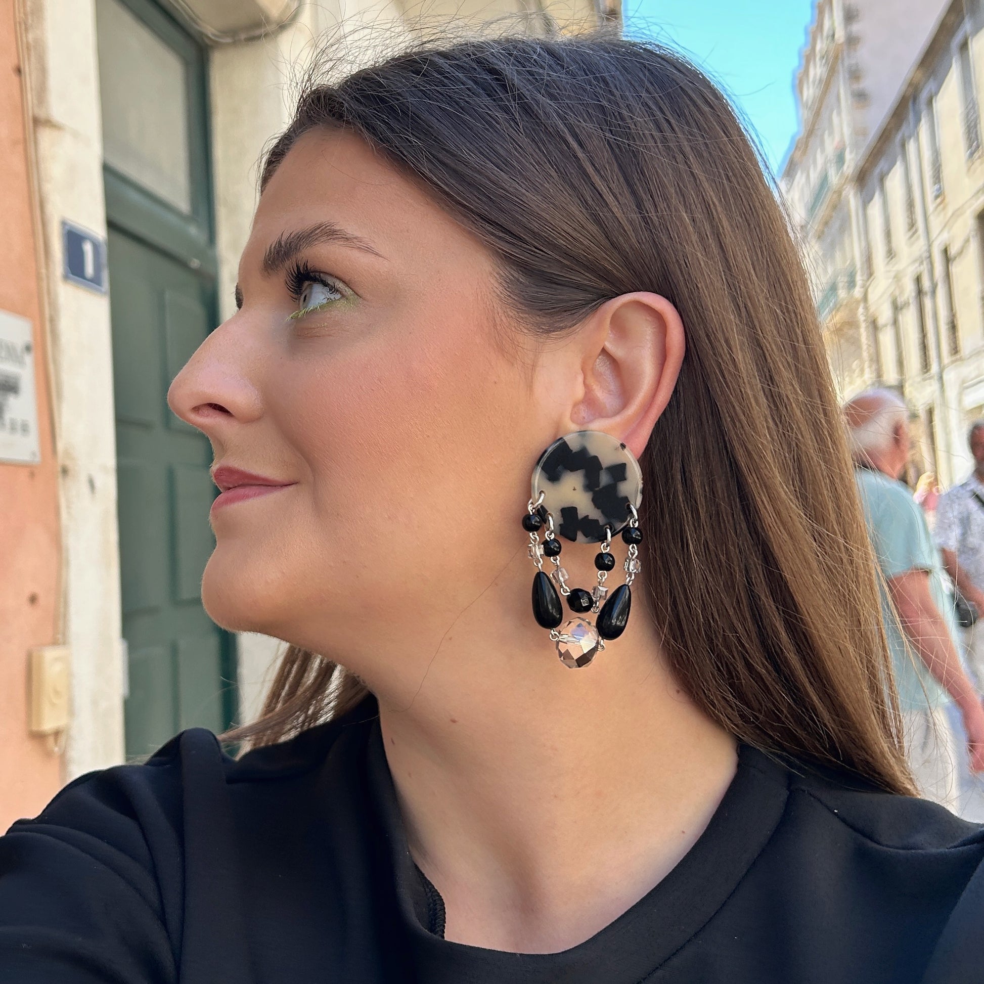 Boucles d’oreilles Pampilles écaille de tortue Francine Bramli Paris noir et cristal