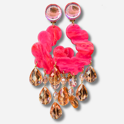 Boucles d'oreilles à clips Pampilles Fuchsia Francine Bramli Paris, résine rose fuchsia marbrée ajourée et pampilles facettées rose champagne – Divinity Sète.