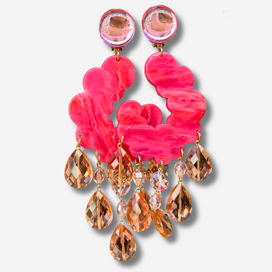 Boucles d'oreilles à clips Pampilles Fuchsia Francine Bramli Paris, résine rose fuchsia marbrée ajourée et pampilles facettées rose champagne – Divinity Sète.