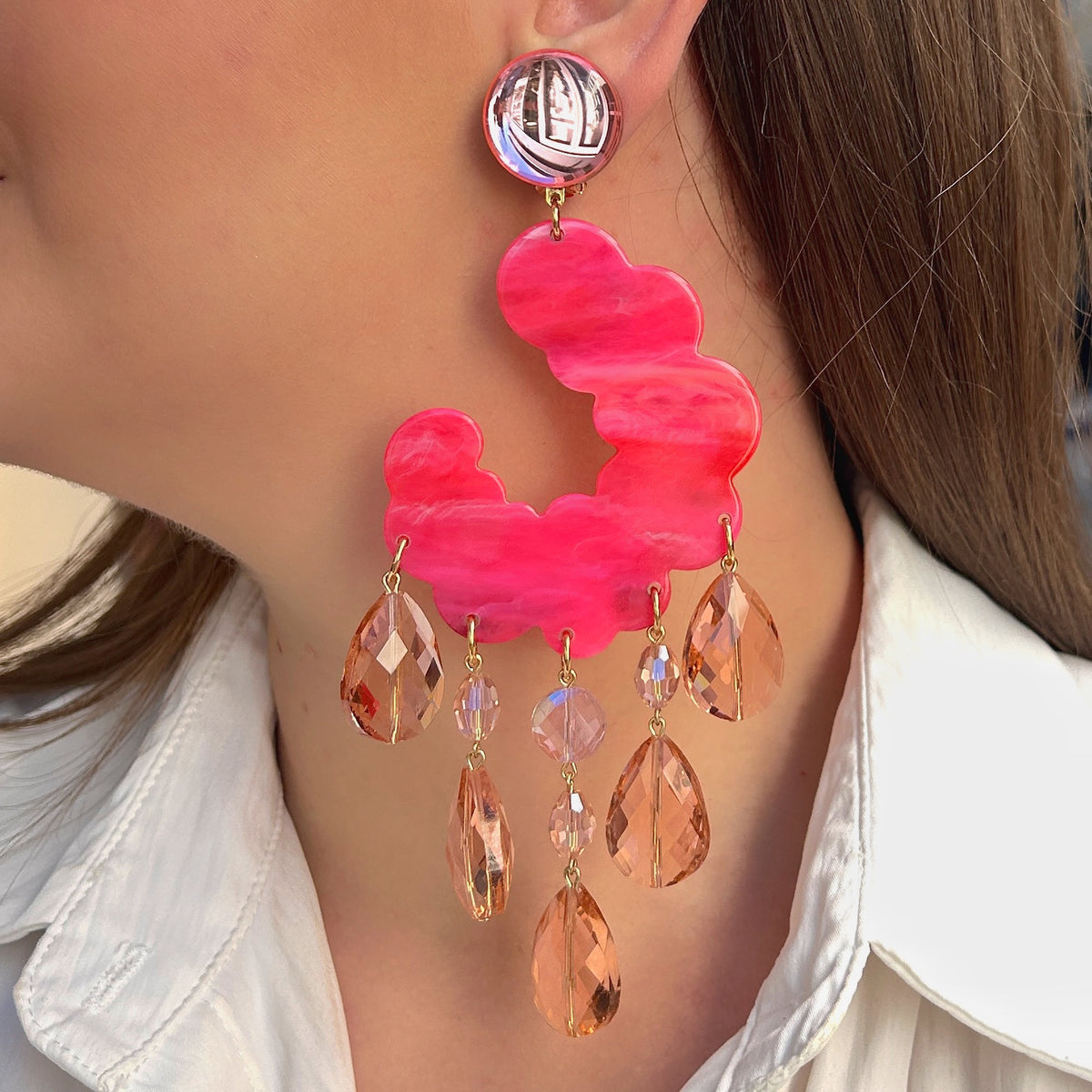 Boucles d'oreilles à clips Pampilles Fuchsia Francine Bramli Paris, résine rose fuchsia marbrée ajourée et pampilles facettées rose champagne – Divinity Sète.