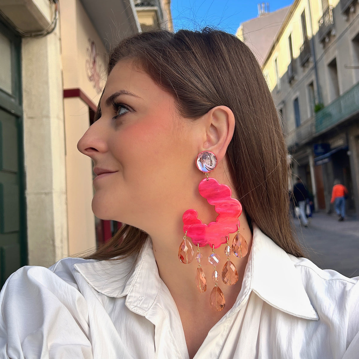 Boucles d'oreilles à clips Pampilles Fuchsia Francine Bramli Paris, résine rose fuchsia marbrée ajourée et pampilles facettées rose champagne – Divinity Sète.