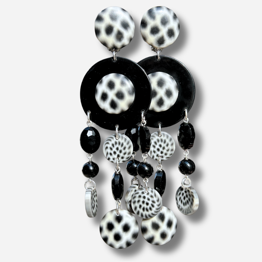 Boucles d'oreilles Pampilles Magpie Francine Bramli noir et blanc à pampilles graphiques