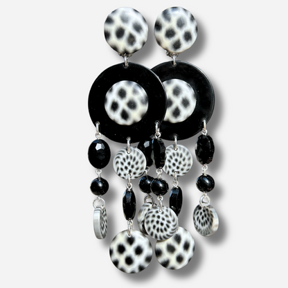 Boucles d'oreilles Pampilles Magpie Francine Bramli noir et blanc à pampilles graphiques