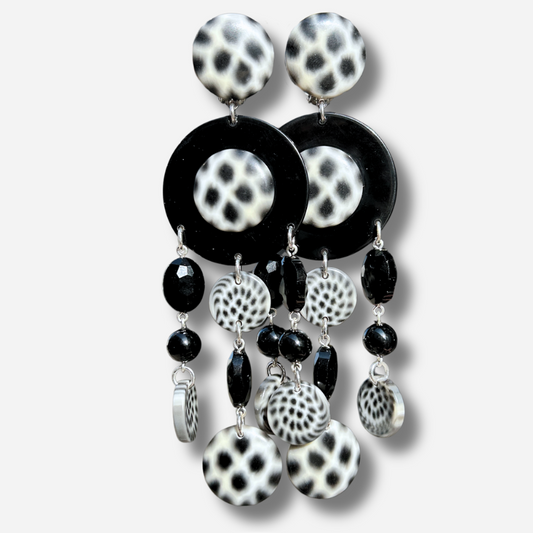 Boucles d'oreilles Pampilles Magpie Francine Bramli noir et blanc à pampilles graphiques